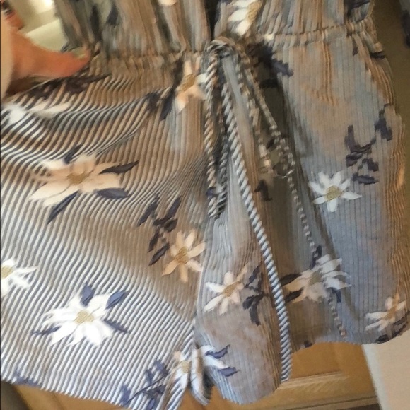 NWT flower print romper. - Picture 2 of 4